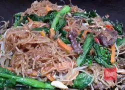 Illustration of how to make beef fried rice noodles 6