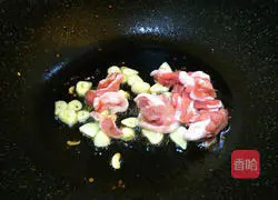 Illustration of how to cook spring bamboo shoots and fried pork slices 6