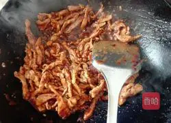 Illustration of how to make shredded pork with Beijing sauce 8