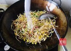Illustration of how to make soybean sprouts and fried pork 7