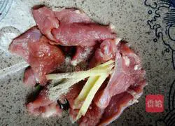 Illustration of how to stir-fry beef with onions 2