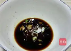 Illustration of how to make bacon rolls wrapped in lettuce 2