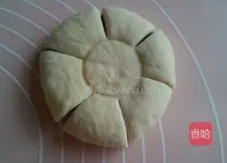 Illustration of how to make bean paste flower bread 8