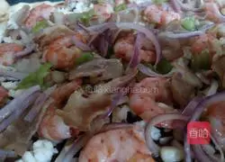 Illustration of how to make shrimp and bacon pizza 3