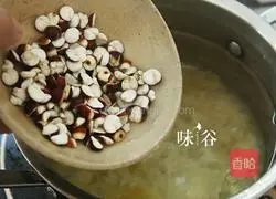 Illustration of how to make Gorgon, Wolfberry and Tremella Soup 5