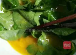 Illustration of how to make scrambled eggs with wolfberry leaves 4
