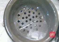 Illustration of how to cook fish in slurry water 1