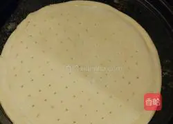 Illustration of how to make sausage and shrimp pizza with electric pan 3