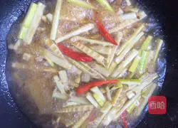 Illustration of how to braise spring bamboo shoots with scallion oil 8