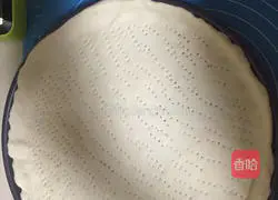 Illustration of how to make Italian thin-crust chicken pizza 3