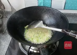 Illustration of how to make braised noodles with shredded mushrooms and chicken 4