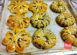 Illustration of how to make bean paste buns 15