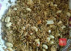 Illustration of how to make black and white sesame candy 4