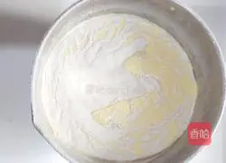 Illustration of how to make low-oil and low-fat madeleine cake 4