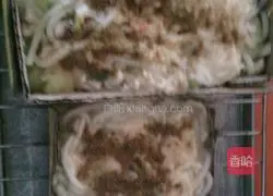Illustration of how to make instant noodles seasoned double packet flour pizza 3