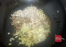 Illustration of how to make braised noodles with pickled cabbage 4