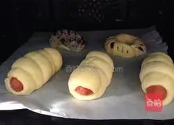 Illustration of how to make sausage bread 12