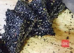 Illustration of how to make crispy black sesame candy 4