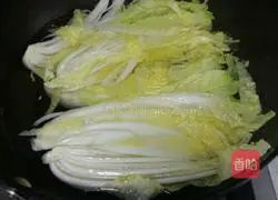 Illustration of how to make vermicelli and baby vegetables in soup 3
