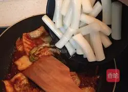 Illustration of how to make fried rice cakes with kimchi 6