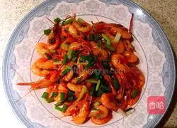 Illustration of how to stir-fry shrimps in salt and pepper oil 7