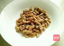 Illustration of how to stir-fry shredded pork with kimchi and sweet potato starch 5