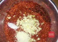 Illustration of how to make spicy red oil 1