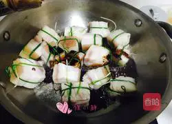 Illustration of Braised Yuanbao Pork 10