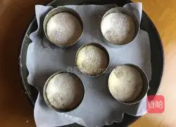 Illustration of how to make British muffins 4