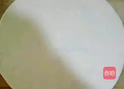 Illustration of how to make pizza with a home electric baking pan 3