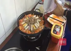 Illustration of how to make golden needle beef kimchi pot 6