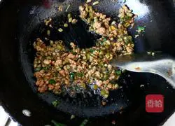 Illustration of making braised noodles with sour beans and minced meat 6