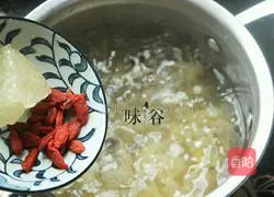 Illustration of how to make Gorgon, Wolfberry and Tremella Soup 6
