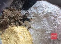 Illustration of how to make walnut sesame candy triangle 2