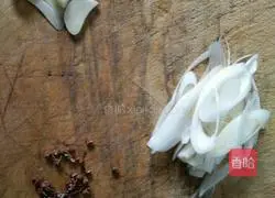 Illustration of how to make pork slices with green onions 1