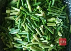 Illustration of how to make braised noodles with garlic, tofu and eggs 1