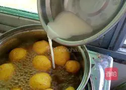 Illustration of how to make curry fish balls 6