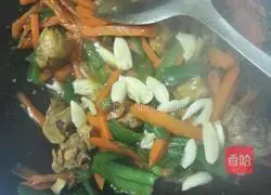 Illustration of how to make red and green braised chicken legs 7