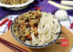 Illustration of how to make braised noodles (braised with cabbage, fungus, carrot and meat) 17