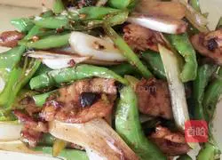 Illustration of how to make braised pork slices with fermented black beans and wild rice heads 5