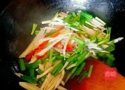 Illustration of how to stir-fry leeks and lotus vegetables 4