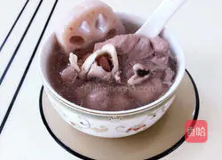 Illustration of how to make lotus root bone soup in earthen pot 10