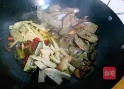  Illustration of how to make stir-fried pork liver with kimchi 6