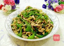 Illustration of how to stir-fry shredded pork with green pepper 13
