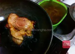 Illustration of how to make dried bamboo shoots and braised pork 4