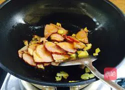 Illustration of how to stir-fry bacon with green pepper 4