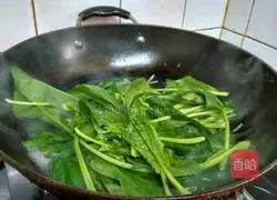 Illustration of how to make nut spinach 3