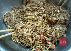 Illustration of how to make braised noodles 14