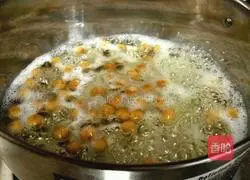 Illustration of how to make original pearl milk tea 7