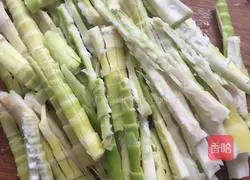 Illustration of how to make stir-fried spring bamboo shoots with meat and pickles 1